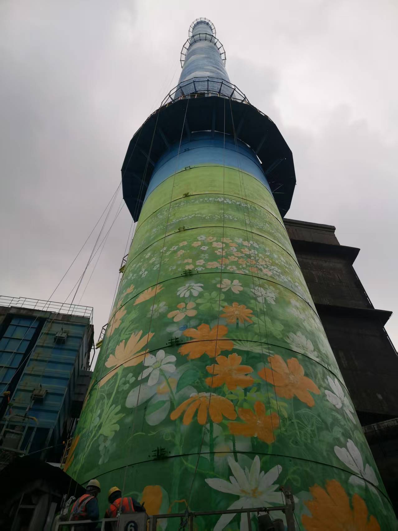 蓝天白云映钢城 宏顺匠心筑地标——湘钢烟囱彩绘工程