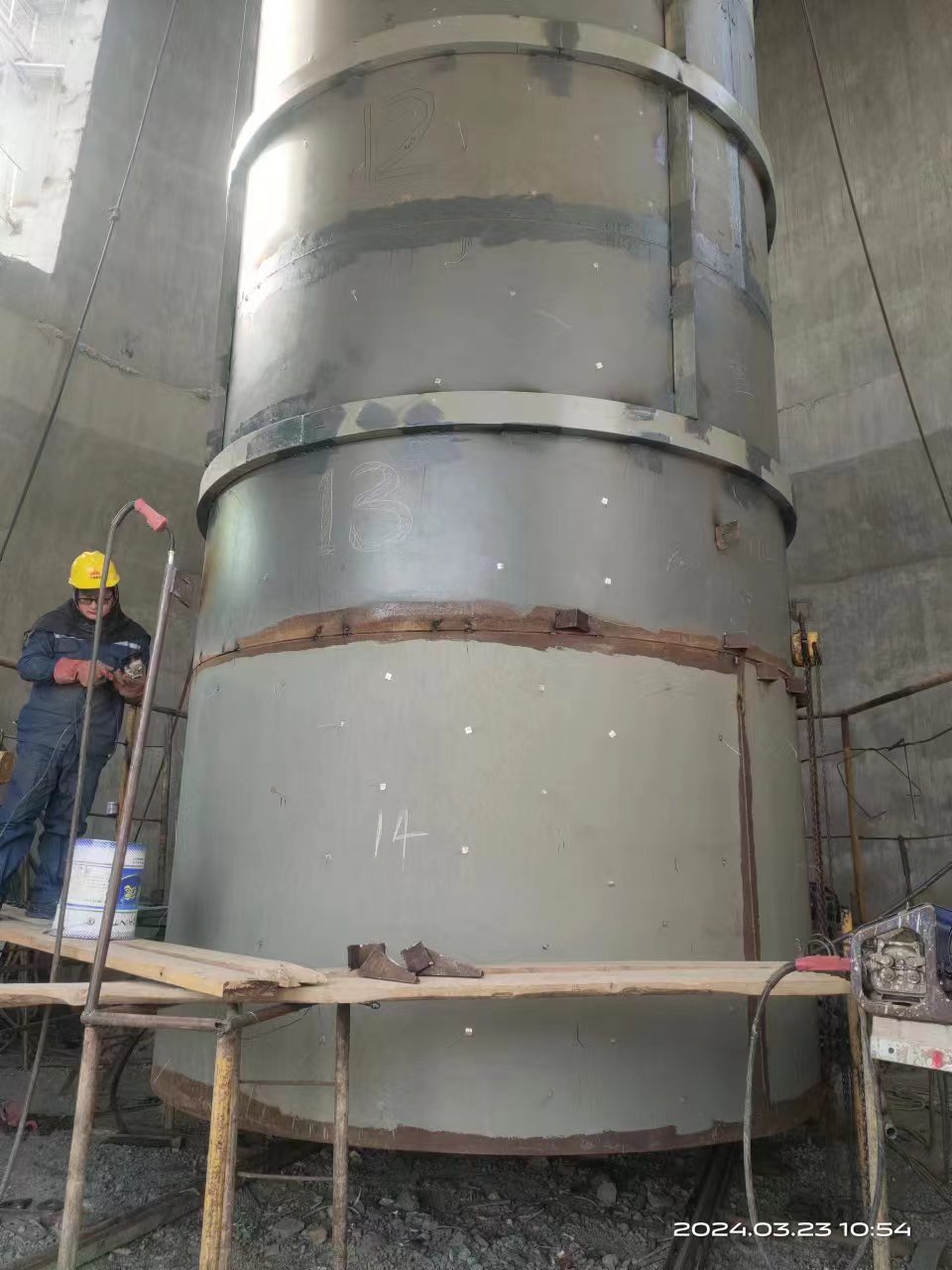 钢骨凌云映梨城——宏顺建设铸就库尔勒180米烟囱钢内筒新地标